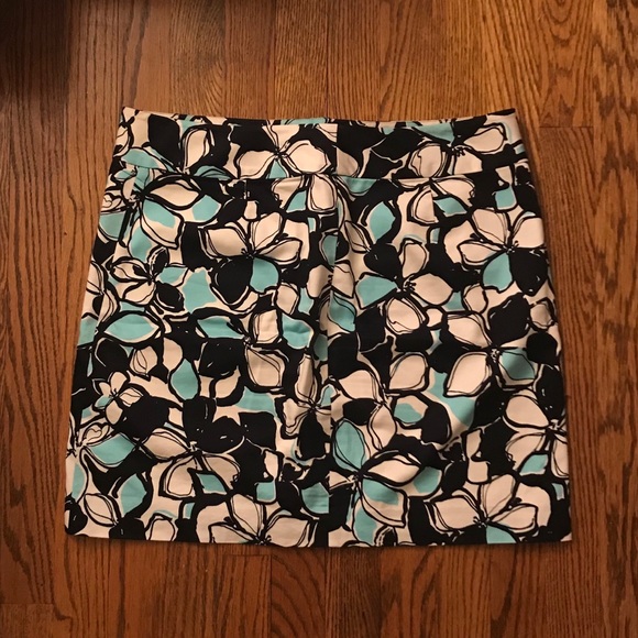 Blue black and white patterned business skirt - Picture 2 of 6